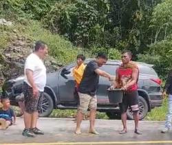 Heroik! Jamal, Anggota DPRD Lutra Bantu Ambulans yang Terjebak Longsor di Perbatasan Sulawesi