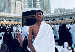 Sepakbola Membawa Alberto di Depan Ka'bah: Dulu Harus Mikir Makan dan Rumah Untuk Ibu