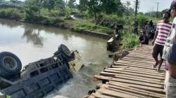 Jembatan Kayu Tak Kuat, Truk Jatuh ke Sungai di Panimbang