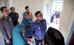 Gubernur Banten Andra Soni Serahkan Kunci Rumah Layak Huni Kepada Warga Kabupaten Serang