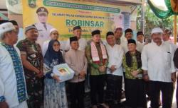 Ditengah Peresmian Masjid, Wali Kota Cilegon Robinsar dapat Kejutan Ultah ke-33 dari Lurah Ciwaduk