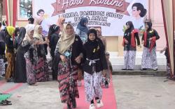 Suasana Haru Warnai Peringatan Hari Kartini di SDN Banyubang Lamongan, Siswa Beri Kado untuk Ibu