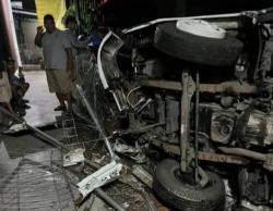 Truk Bermuatan Jeruk Terjun Bebas dari Flyover Janti, Viral di Media Sosial