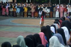 Peringatan Hari Kartini di SMPN 27 Semarang, Siswi Berpakaian Adat jadi Petugas Upacara