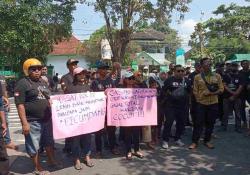 Demo Pemkab Jombang Desak Kasatpol PP Mundur, Buntut Marak PKL Berjualan di Zona Merah