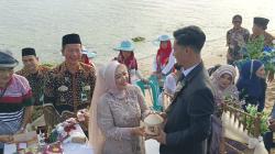 Unik, Sembilan Pasangan Menikah di Tepi Pantai Sundak dengan mas kawin kelapa