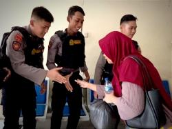 Terlantar di Terminal, Ibu RT Korban Lowongan Kerja Fiktif Diselamatkan Raimas Kalamunyeng Gresik