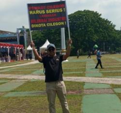 Pemuda Bentangkan Spanduk Saat Kegiatan Riung Mapulung HUT ke 26 Kota Cilegon, Robinsar Beri Tanggap