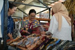 Musim Haji Bawa Berkah bagi Penjual Perlengkapan dan Oleh-Oleh Haji di Blora
