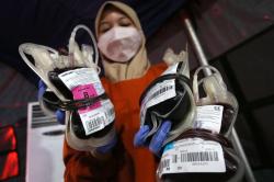 Ratusan Warga Ikut Donor Darah di Balai Kota Surabaya