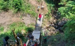 Jembatan Putus Akibat Longsor, TNI dan Warga Bangun Jembatan Darurat untuk Akses Anak Sekolah