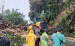 Jalur Lintas Kuasing Pekanbaru Tertimbun Longsor