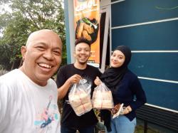 Mengajar di Dapur Lunpia Cenol, Ivan Hidupkan Warisan Tionghoa-Jawa