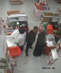 Viral !! Seorang Pria Lakukan Pelecehan Kepada Kasir Pusat Perbelanjaan di Situbondo