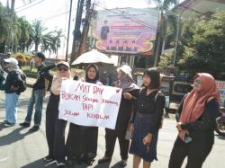 Aksi Puluhan Massa Solidaritas Jember Melawan Warnai Hari Buruh 2025 di Depan DPRD 