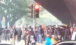 Usai Aksi Buruh, Massa Berpakaian Hitam Serang Polisi di Dago-Cikapayang Bandung