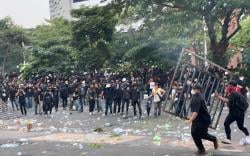 Demo Hari Buruh di Semarang Ricuh, Kelompok Anarko Rusak Pagar dan Lempari Polisi