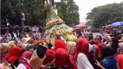Hari Buruh Di Semarang Diwarnai Rebutan Gunungan Buah dan Sayuran