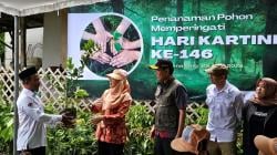PLN Indonesia Power Bawa 150 Bibit Tanaman Hijaukan Lereng Gunung Telomoyo 