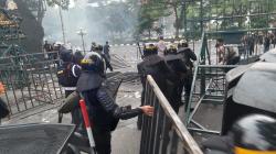 FOTO: Ricuh Demo May Day di Semarang, Massa Robohkan Pagar Kantor Gubernur