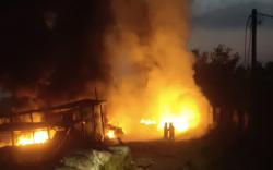 Gudang Penggilingan Plastik di Jombang Terbakar Hebat Selama 4 Jam, Tiga Bangunan Ludes
