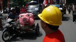 May Day di Sumut Diwarnai Aksi Kritik Tajam, Kepala Babi dan Mural Gurita Jadi Simbol Protes Buruh