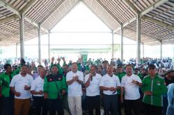 Senam, Tanam Pohon, hingga Serahkan Manfaat BPJS Warnai Peringatan Hari Buruh di Lamongan