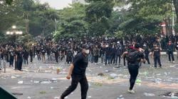 Bentrok Demo May Day! Polisi Tembak Gas Air Mata, Massa Lempari Petasan