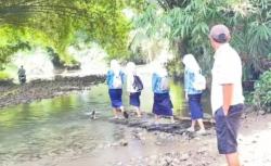 Miris! Siswa SMP di Cianjur Pertaruhkan Nyawa Demi Sekolah, Lintasi Jembatan Ciselang Rusak Parah