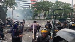 Demo Buruh Ricuh, Massa Bakar Ban dan Robohkan Pagar Kantor Gubernur Jateng