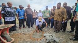 Bupati Yunus Wonda Akan Bangun Kantor Dewan Suku Adat Sentani