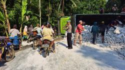 Truk Tronton Terguling di Tanjakan Sedayu, Satlantas Tanggamus Lakukan Evakuasi