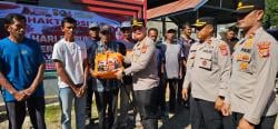 Peringati May Day, Kapolres Pidie Jaya Salurkan Paket Bansos untuk Buruh Bongkar Muat di Bandar Dua