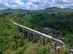 Dari Pegunungan hingga Pantai, Ini Rute Kereta Api Paling Eksotis di Jawa Timur