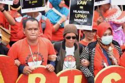 Buruh Desak Pemerintah Cabut UU Cipta Kerja dan UU TNI, Sebut Buruh Semakin Tertindas Era Sekarang!