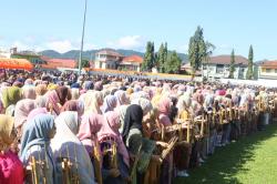 Harmoni Ribuan Angklung Kolosal Iringi Momen Hardiknas di Kuningan