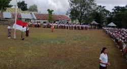 Semangat Hari Pendidikan Nasional di TTU, Ratusan Siswa Berbalut Adat Tegar di Tengah Hujan