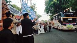 Tangis Haru Iringi Keberangkatan 376 Jemaah Haji Nganjuk ke Surabaya