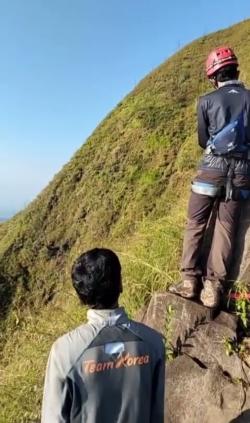Tim Lakukan Pencarian Pendaki Jatuh di Gunung Saeng, Temukan Sepatu dan Topi Diduga Milik Survivor