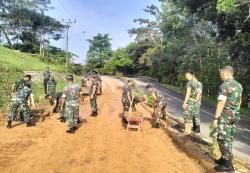Anggota Kodim 0427 Way Kanan Bersihkan Jalan Lintas Tertutup Lumpur dan Tanah Akibat Hujan Deras 