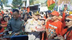 Momen Haru May Day di Garut, Polisi Bagikan Bunga dan Kue untuk Buruh