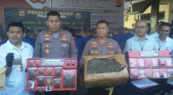 Satnarkoba Polres Cimahi Ciduk Pengedar yang Simpan 7,2 Kg Ganja Kering