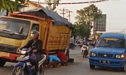 Dump Truk Over Muatan Alami Patah Baut di Pemalang, Lalu Lintas Tersendat
