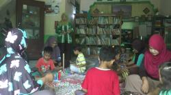 Guru Honorer Bergaji Rp300 Ribu Dirikan Lima Taman Bacaan Gratis di Grobogan