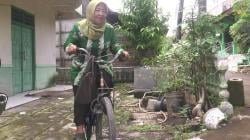 Ditemani Sepeda Mini: Kisah Inayati, Guru Honorer Bergaji Rp300 Ribu yang Dirikan Lima Taman Bacaan