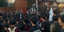Demo Mahasiswa di Serang Berakhir Ricuh, Polisi Dilempar Petasan