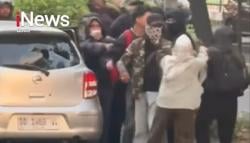 Pendemo di Makassar Keroyok Ibu-ibu, Mobil di Rusak-Arloji Diduga Dicuri