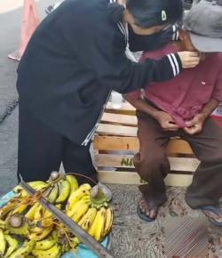 Ogan Kakek Penjual Pisang Keliling di Bogor Tanpa Sebab Dihajar Pengendara Motor
