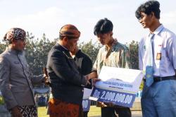 Ahmad Luthfi Gelontor Rp2,2 Miliar Beasiswa untuk 1.100 Anak Tak Sekolah