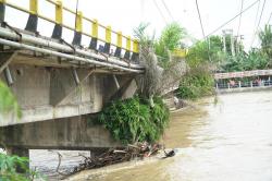 Jembatan Rohul yang Miring Mulai Dikerjakan. Arus Lalu Lintas Dialihkan